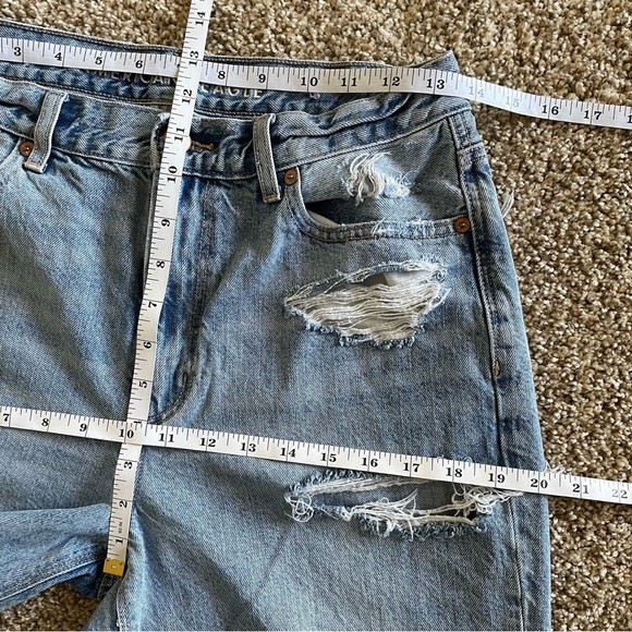 American Eagle Relaxed Mom Jeans Women’s 6 Long Blue Light Wash Tapered Ripped - Picture 12 of 16